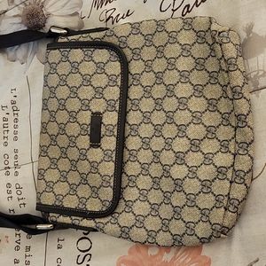 Gucci messenger / crossbows bag...100 percent authentic